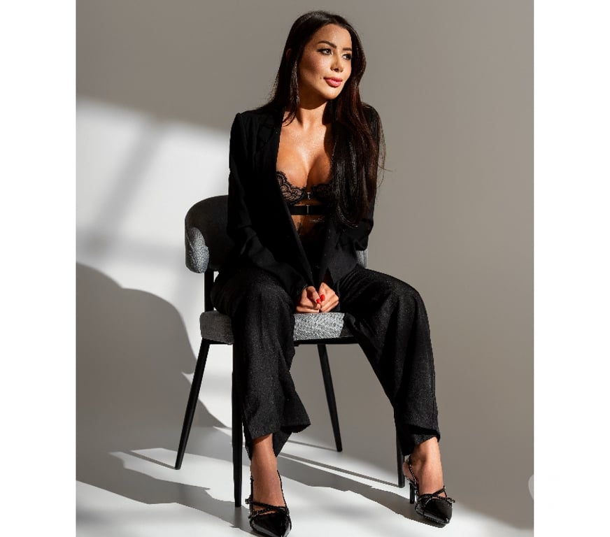 Escorts South West London South Kensington - South West London - Photos for MEL - Soft, Bold & Unforgettable ✨