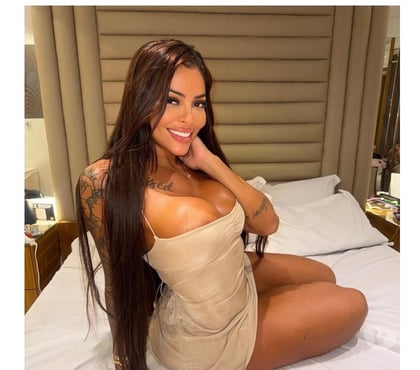 Photos for New here Júlia 💯 Owo I love parties.