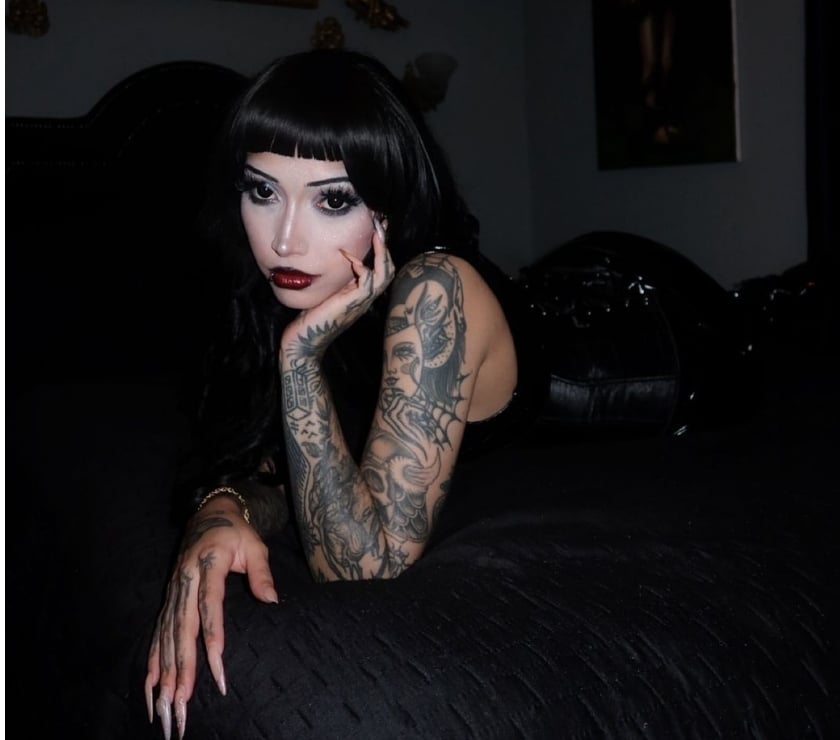 Escort Canary Wharf Station East London - Photos for Gothic Vampire Girlfriend