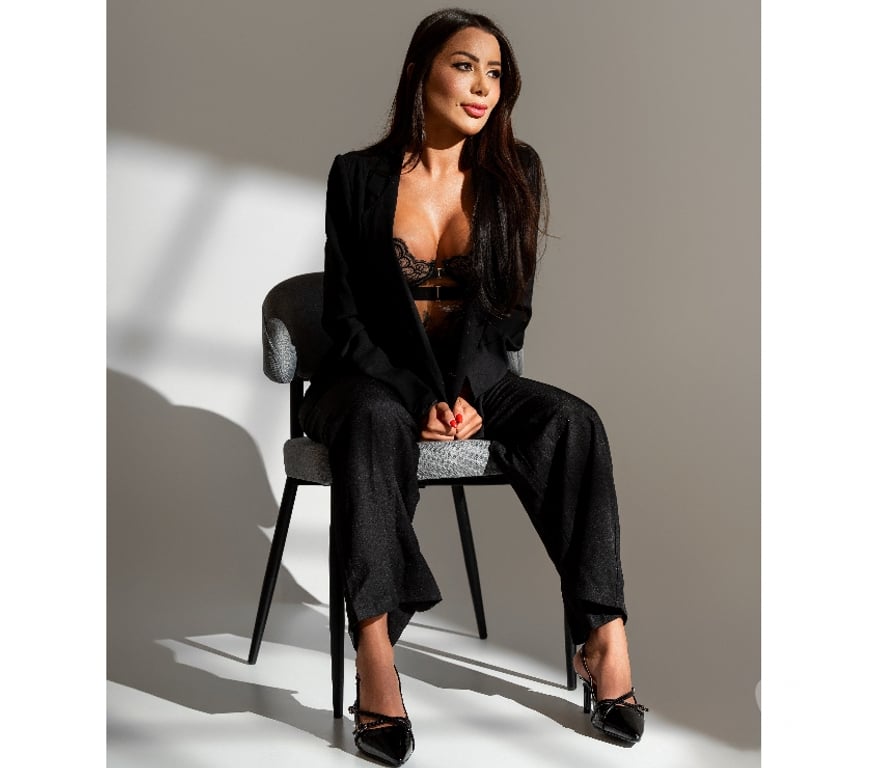 Escorts South West London Earls Court - South West London - Photos for MEL - Soft, Bold & Unforgettable ✨