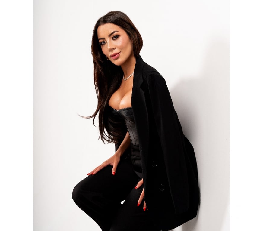 Escorts South West London Earls Court - South West London - Photos for MEL - Soft, Bold & Unforgettable ✨