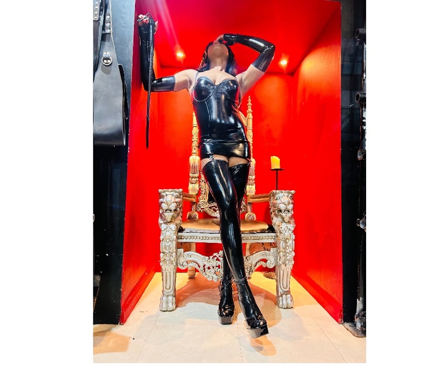 Escorts Swansea - Wales Swansea City Centre - Swansea - Photos for Elite Carla back in Swansea offering BDSM and GFE party