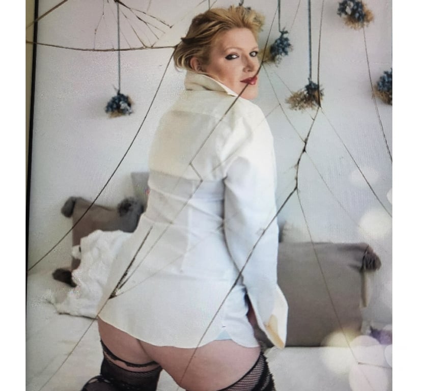 Escorts Surrey Woking - Photos for Milf in the town. GFE and OWO.