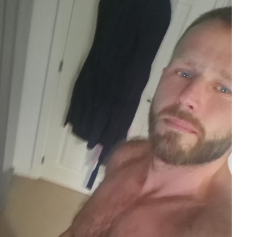 Escorts Staffordshire East Staffordshire - Photos for Male escort services. Tall, Fit & A Little Bit Naughty 😉
