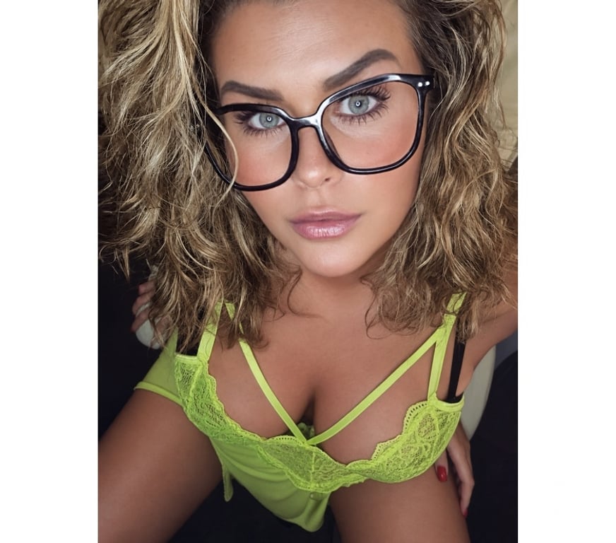 Escorts Essex Basildon - Photos for Sexy Curvy Blonde