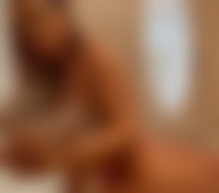 Sexy hot body blonde Vicki Latino party girl 🥂