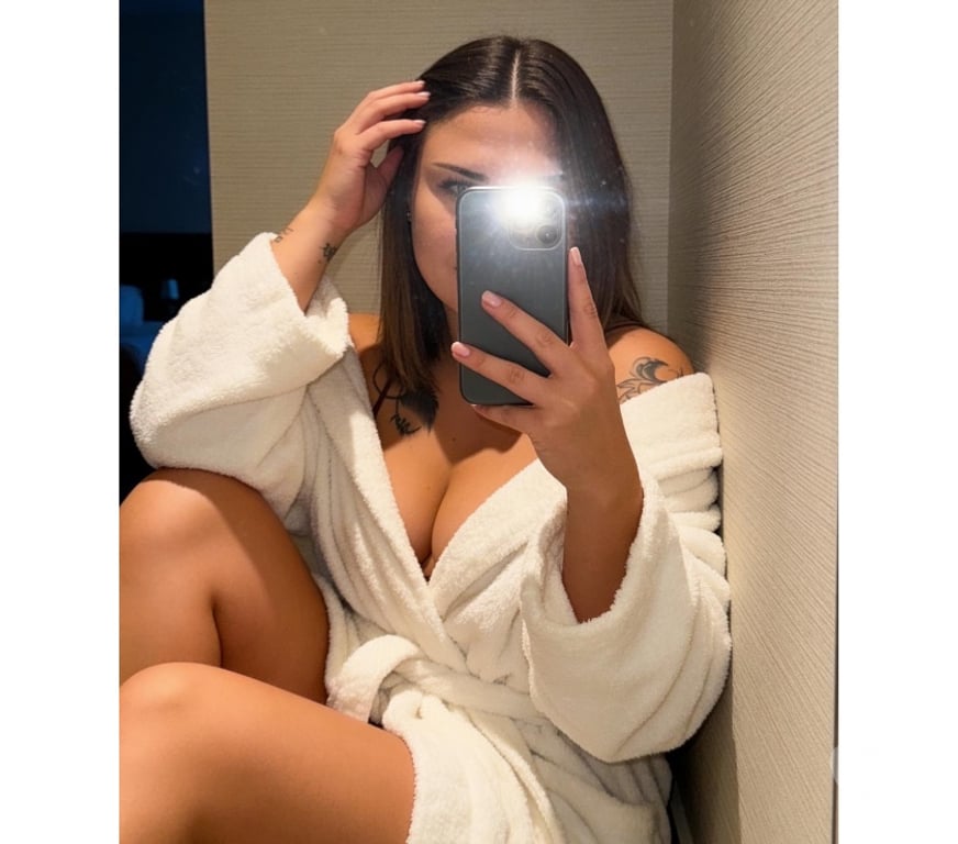 Escorts Essex Basildon - Photos for essex girl - outcall