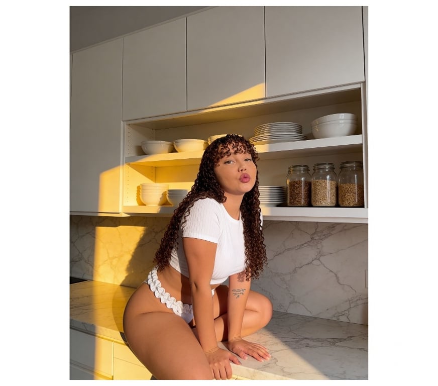 Escorts South East London Bromley - Photos for 🔥 CURVY BRUNETTE BOMBSHELL - BR1- BROMLEY 🔥