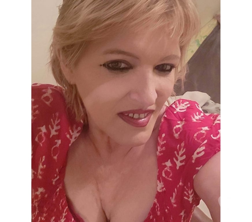Escorts Surrey Woking - Photos for Naughty Milf in Woking.