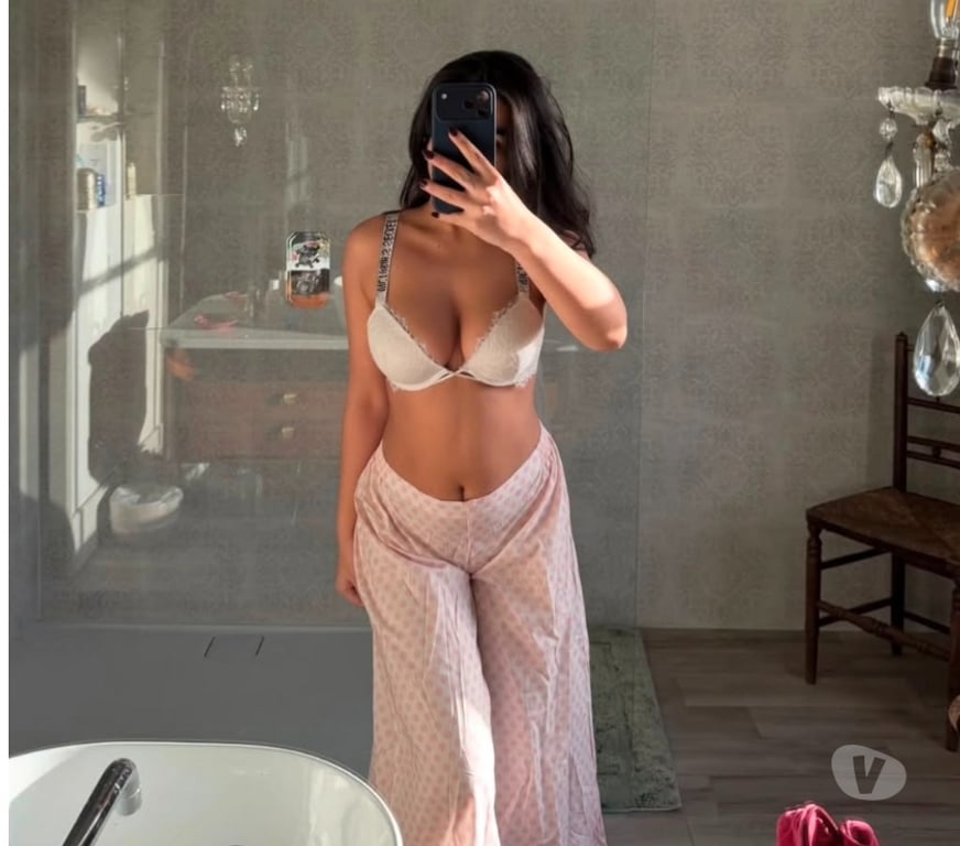 Escorts North West London Brent Cross - North West London - Photos for ❣️Curvy Indian lady ⭐ with classy looks 😍
