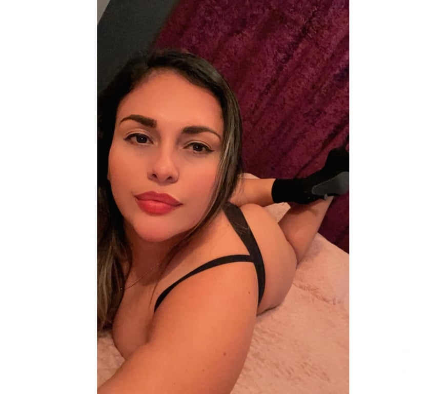 Escorts East London Redbridge - Photos for Curvy Colombian, Friendly, Sexy & No Rush