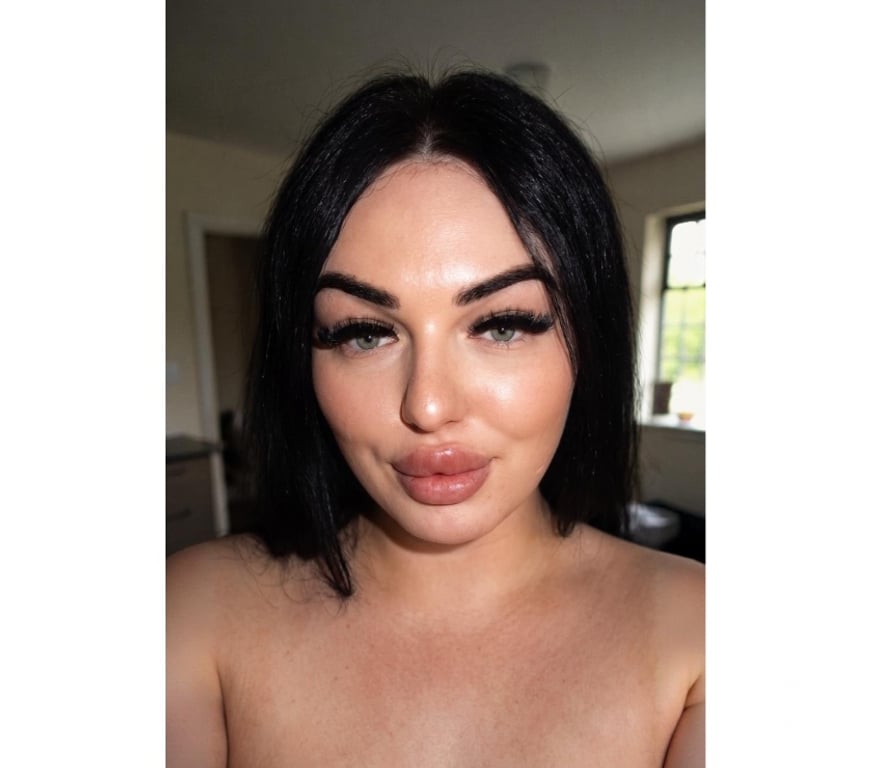 Trans Escorts Bedfordshire Luton - Photos for 7 inch Irish trans girl in Luton town centre