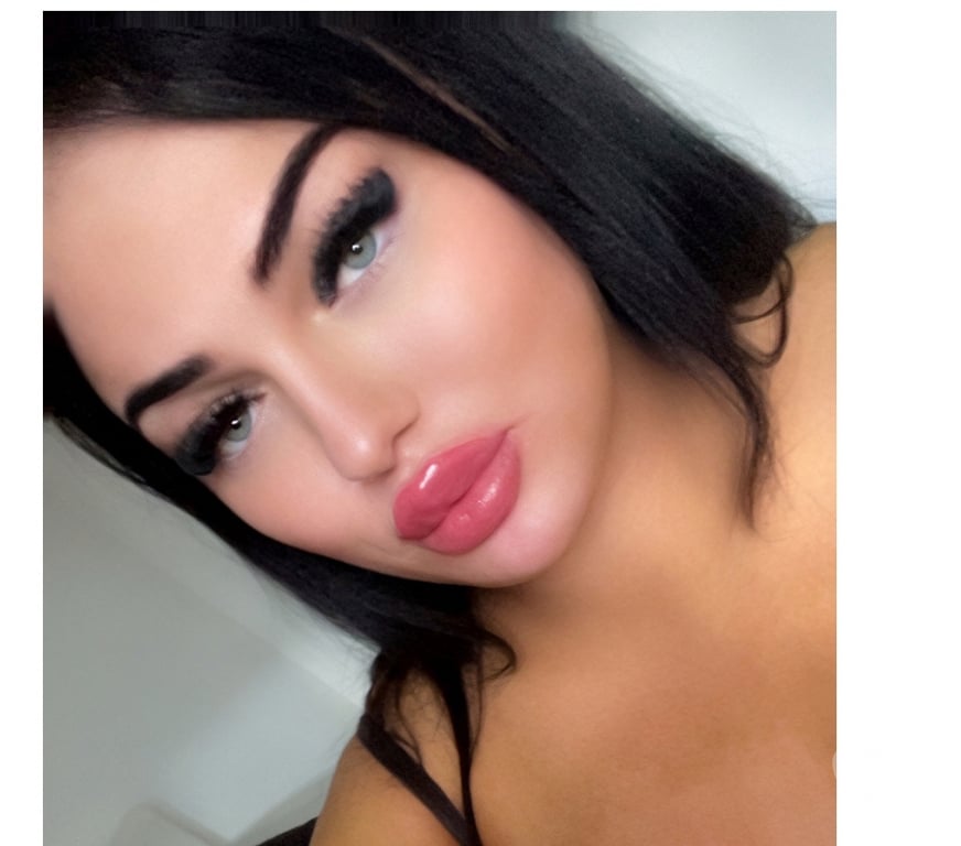Trans Escorts Bedfordshire Luton - Photos for 7 inch Irish trans girl in Luton town centre