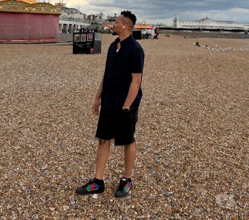 Local Swingers East Sussex Brighton - Photos for Sweet handsome man with brown eye ball and dimples