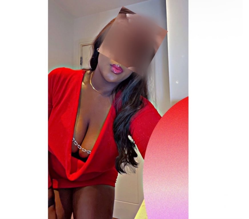 Escorts East London Redbridge - Photos for 👑 CLASSY, CURVY & COMPLETELY REAL 👑
