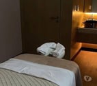 Moblie professional male massage therapist