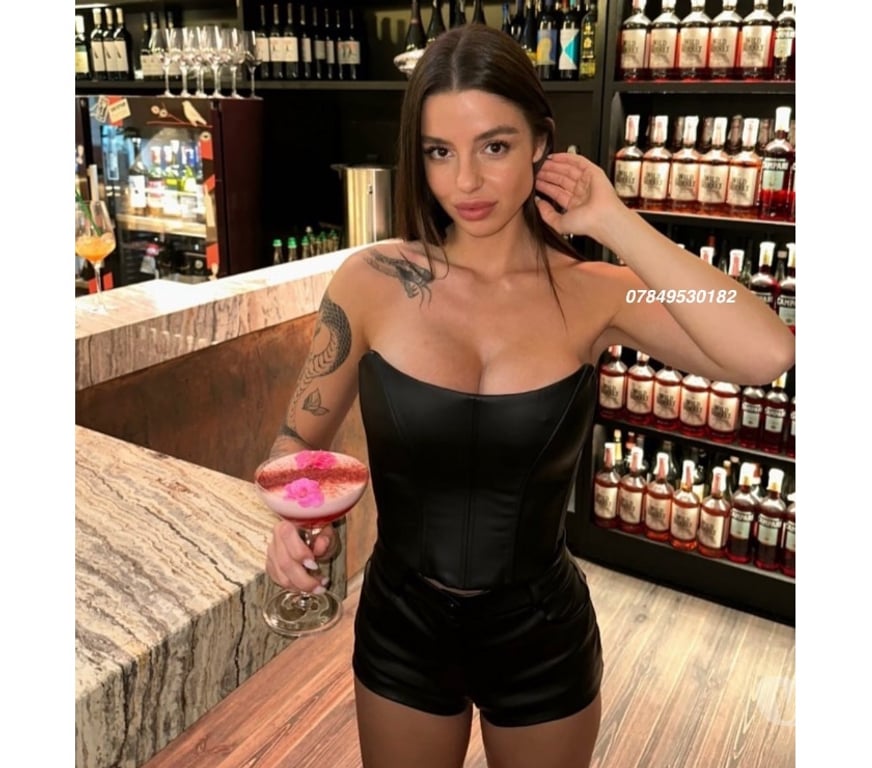 Escorts Warwickshire Warwick - Photos for 🔞Bombshell Party🥂Strap-on lovers?Domination ALEVEL💦
