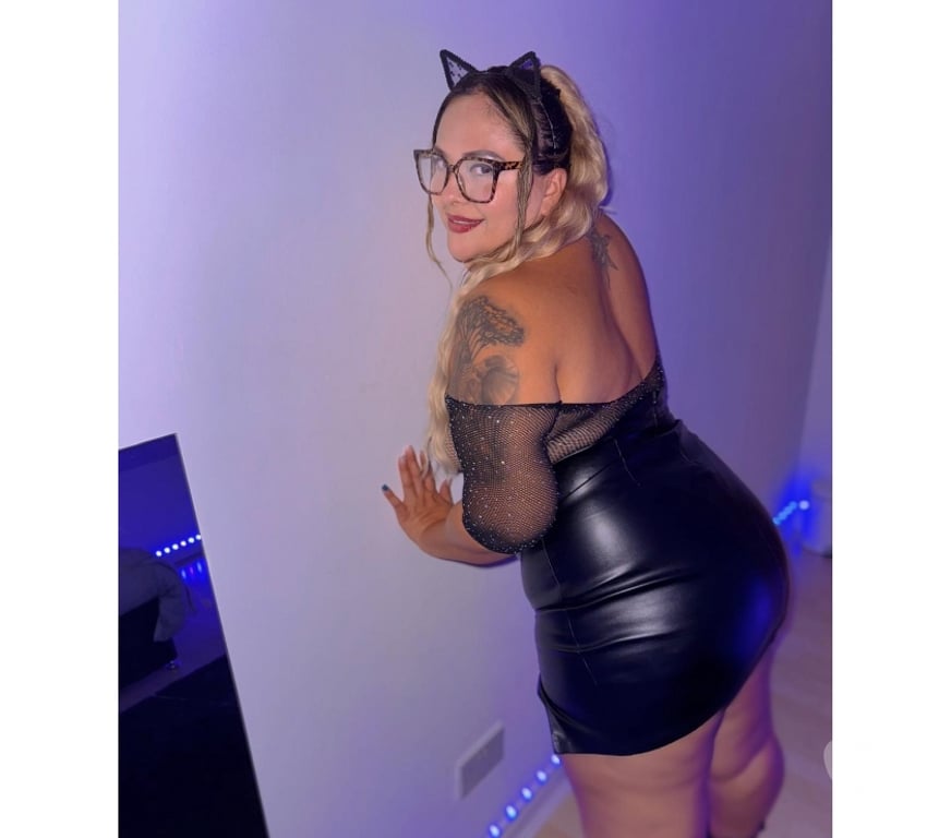 Escorts East London Highams Park - East London - Photos for Curvy Colombian...new in the area