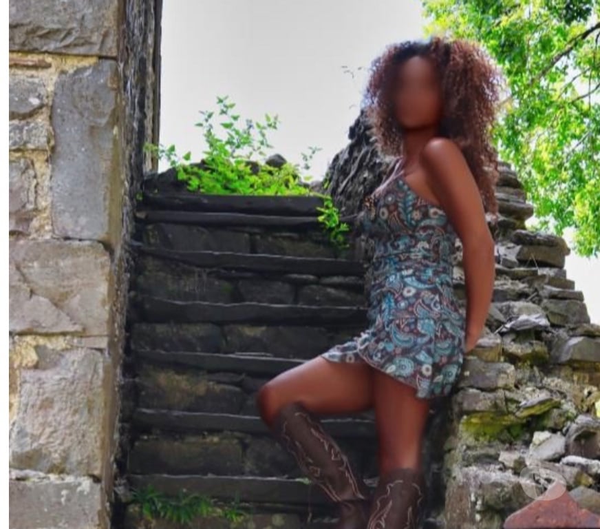 Escorts Hampshire Rushmoor - Photos for Busty Slim Mixed Race Escort In Farnbrough