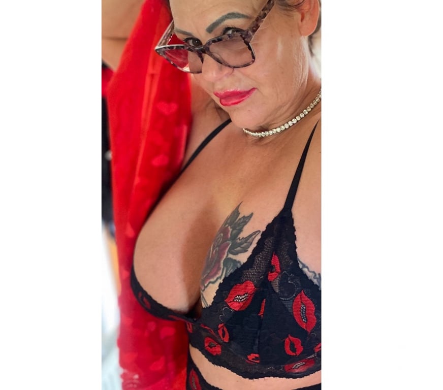 Escorts Slough Langley - Slough - Photos for BRITISH BUSTY MILF READY FOR YOU CARD OR CASH CALL NOW XX