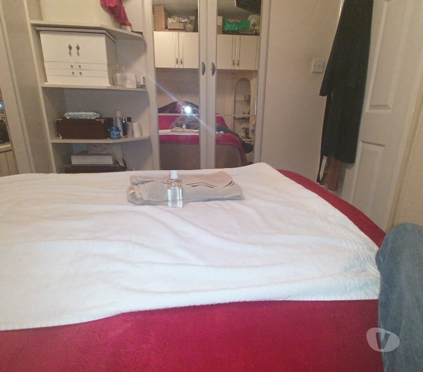 Escorts Leicestershire Charnwood - Photos for Mature male gives naked oil massage to females couples LE11