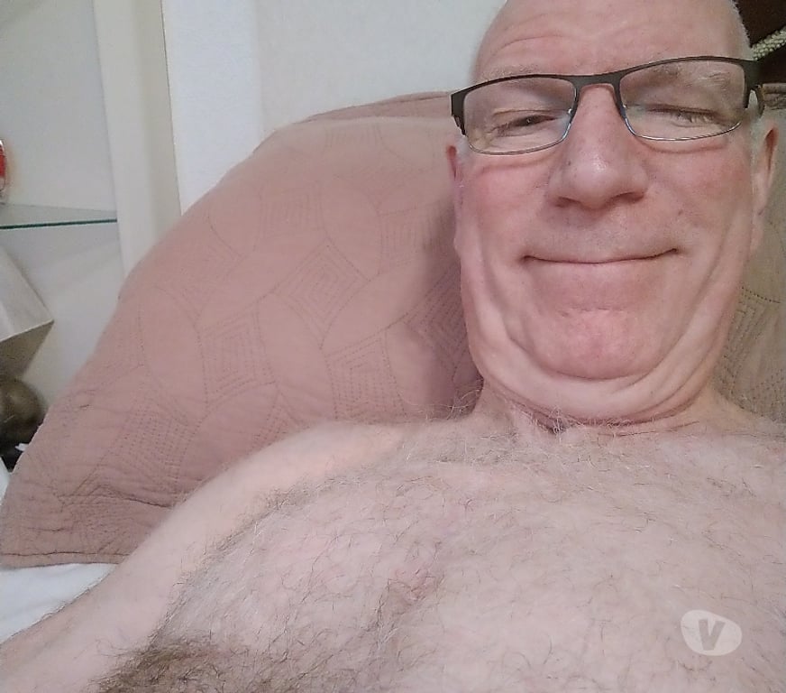 Escorts Leicestershire Charnwood - Photos for Mature male gives naked oil massage to females couples LE11