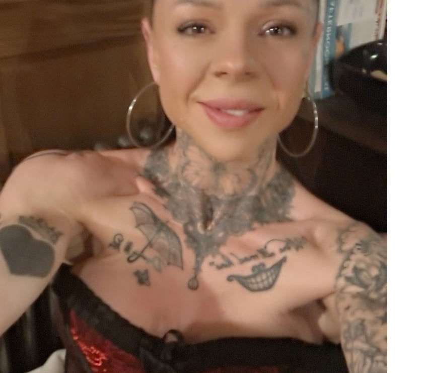 Cwmbach (Llanelli) - Carmarthenshire - Wales — Cute toned and tattooed masseuse