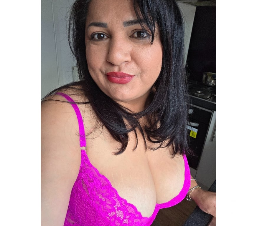 Escorts South East London Bromley - Photos for Julie GFE brazilian 🇧🇷