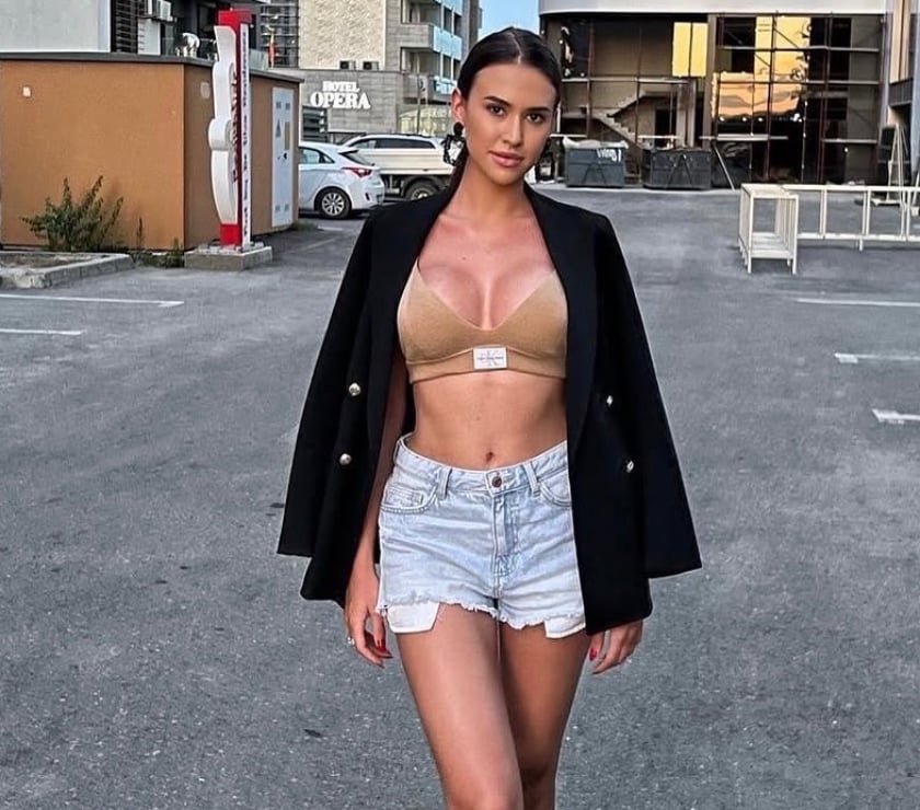 London Gatwick Airport - Crawley — Cindy new Party girl real 😍👙