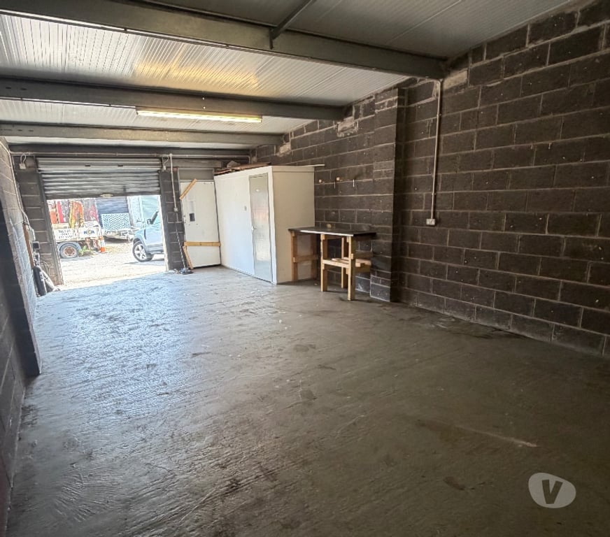 Shops/Businesses for sale - let Glasgow Kirkintilloch - Glasgow - Photos for Workshop: Storage Unit To Let