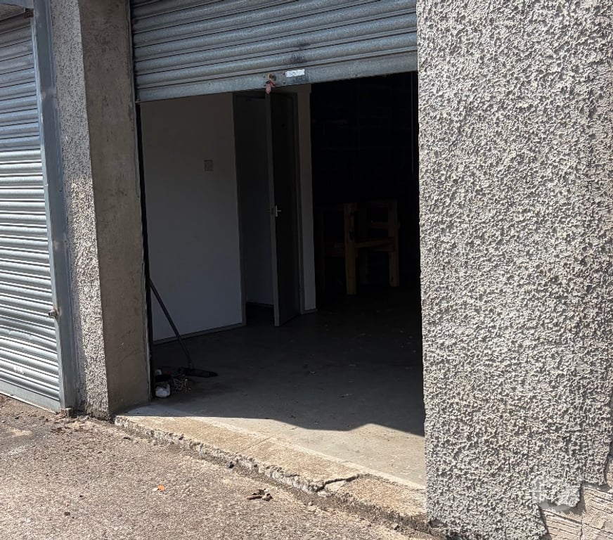 Shops/Businesses for sale - let Glasgow Kirkintilloch - Glasgow - Photos for Workshop: Storage Unit To Let