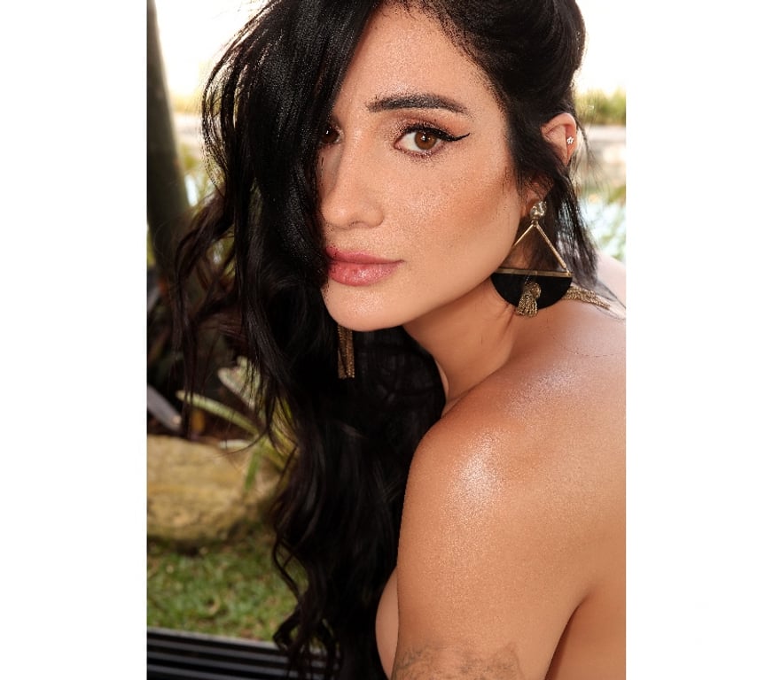 Escorts South West London Earls Court - South West London - Photos for Hanna! Long dark hair and warm eyes!