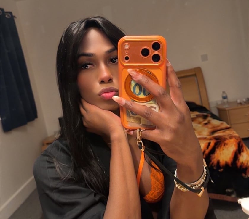 Ratcliff - East London — Panamanian brunette transsexual, well-endowed, submissive, d