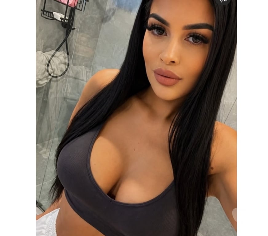Escorts Bedfordshire Bedford - Photos for Naughty brunette just outcall