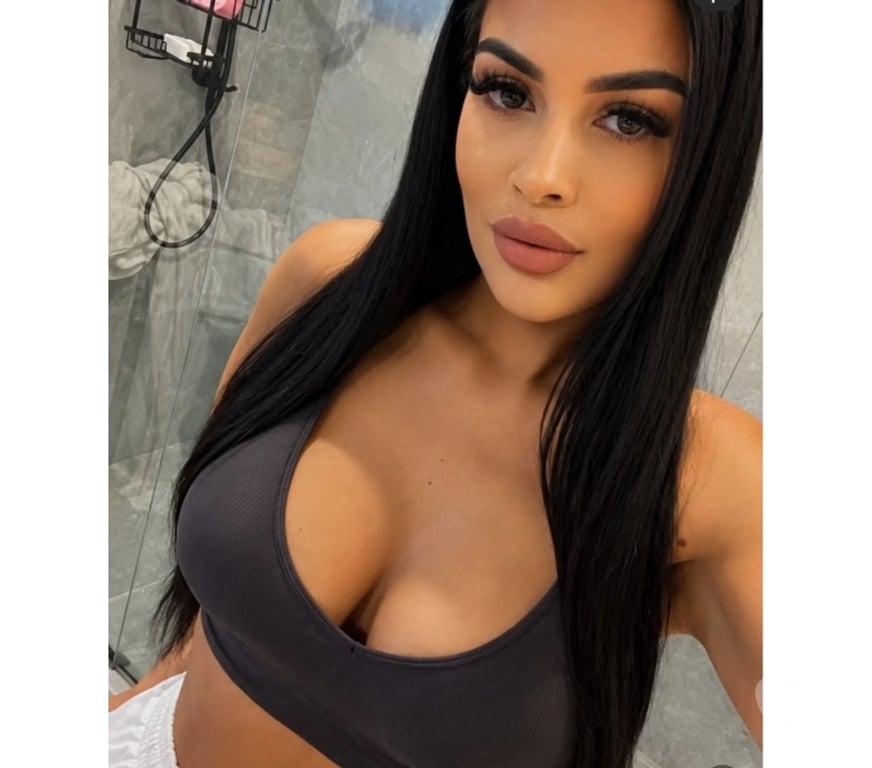 Escorts Hertfordshire Welwyn Hatfield - Photos for Naughty brunette just outcall