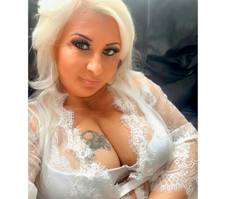 Escorts East London Goodmayes - East London - Photos for AMANDA HORNY MILF BIG NATURAL BOOBS RELAX KISS