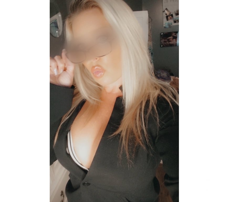 Adult Entertainment South West London Chelsea - South West London - Photos for BUSTY BLONDE MILF WITH A PHATT ASS 07385283940