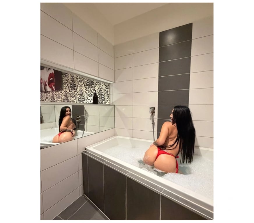 Escorts North Lanarkshire Motherwell - North Lanarkshire - Photos for 👑LESLIE 👑🔥PARTY GIRL🍾🔥LET'S HAVE FUNN 🔥