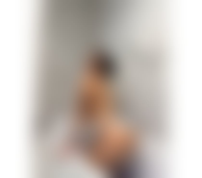 Clapham Junction Station - South West London — Hot and sexy brunette waiting for you 🤤🦋