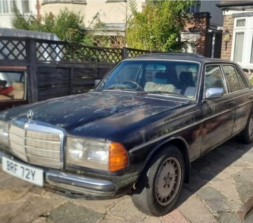 Arnos Grove - North London — 1983 MERCEDES 230E 123 SERIES CLASSIC FOR RESTORATION