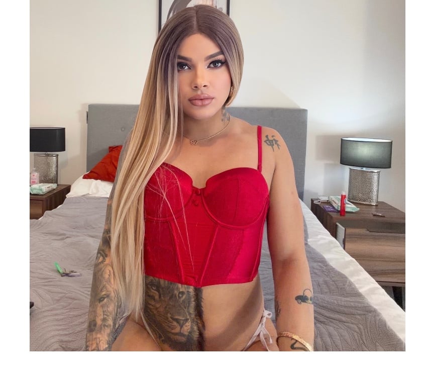 Reading Town Centre - Reading — I'm a beautiful girl. Female TS curves