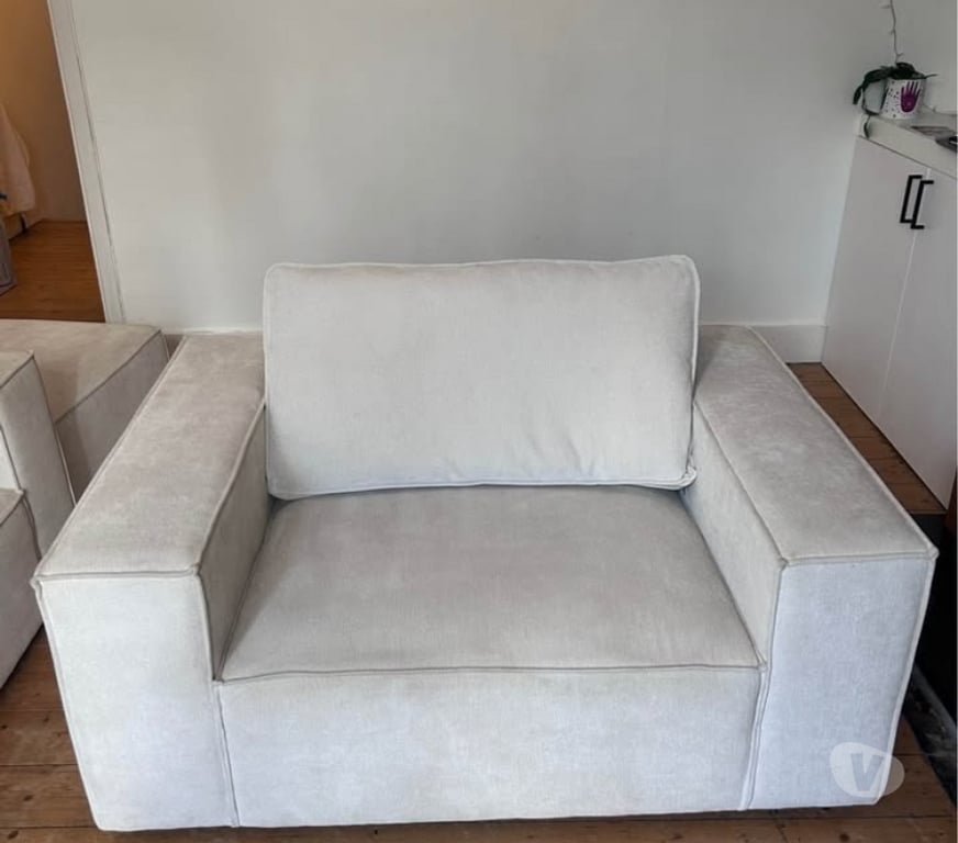 Furniture Greater Manchester Manchester - Photos for Like New Cream Sleefy Armchair – Plush Velvet Accent Chair