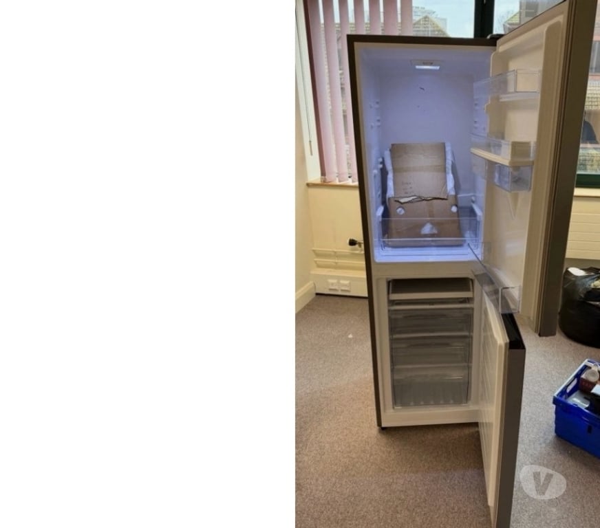 household goods Surrey Woking - Photos for Fridgemaster Fridge Freezer with Water Dispenser – Silver