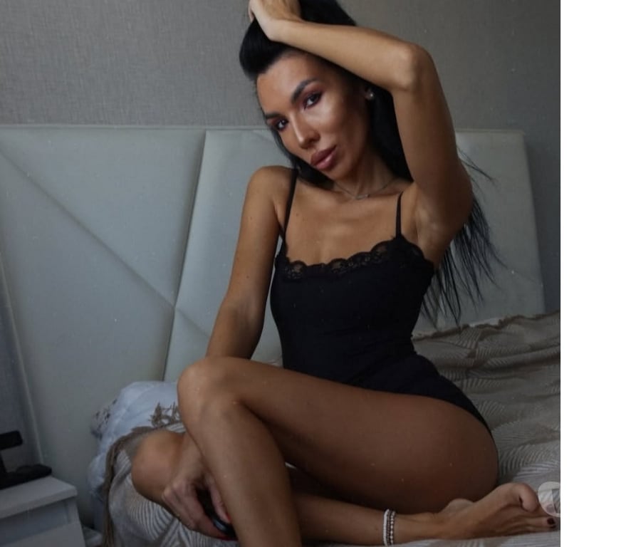 Escorts Surrey Guildford - Photos for 🍒 Hot Brunette Ready to Spice Up Your Night!🔥❤️