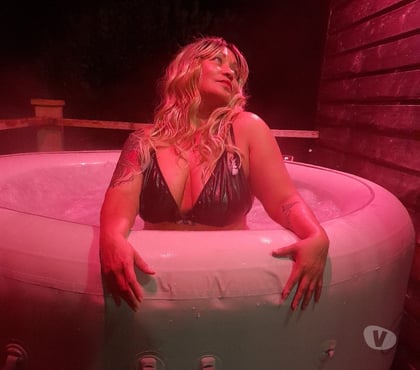 Escorts Borris Carlow - Photos for 40 Degrees Outside Heated Hot Tub Hydro Massage Special