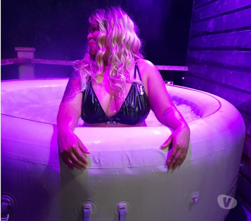 Escort Wexford New-Ross - Photos for 40 Degrees Outside Heated Hot Tub Massage With British Elly