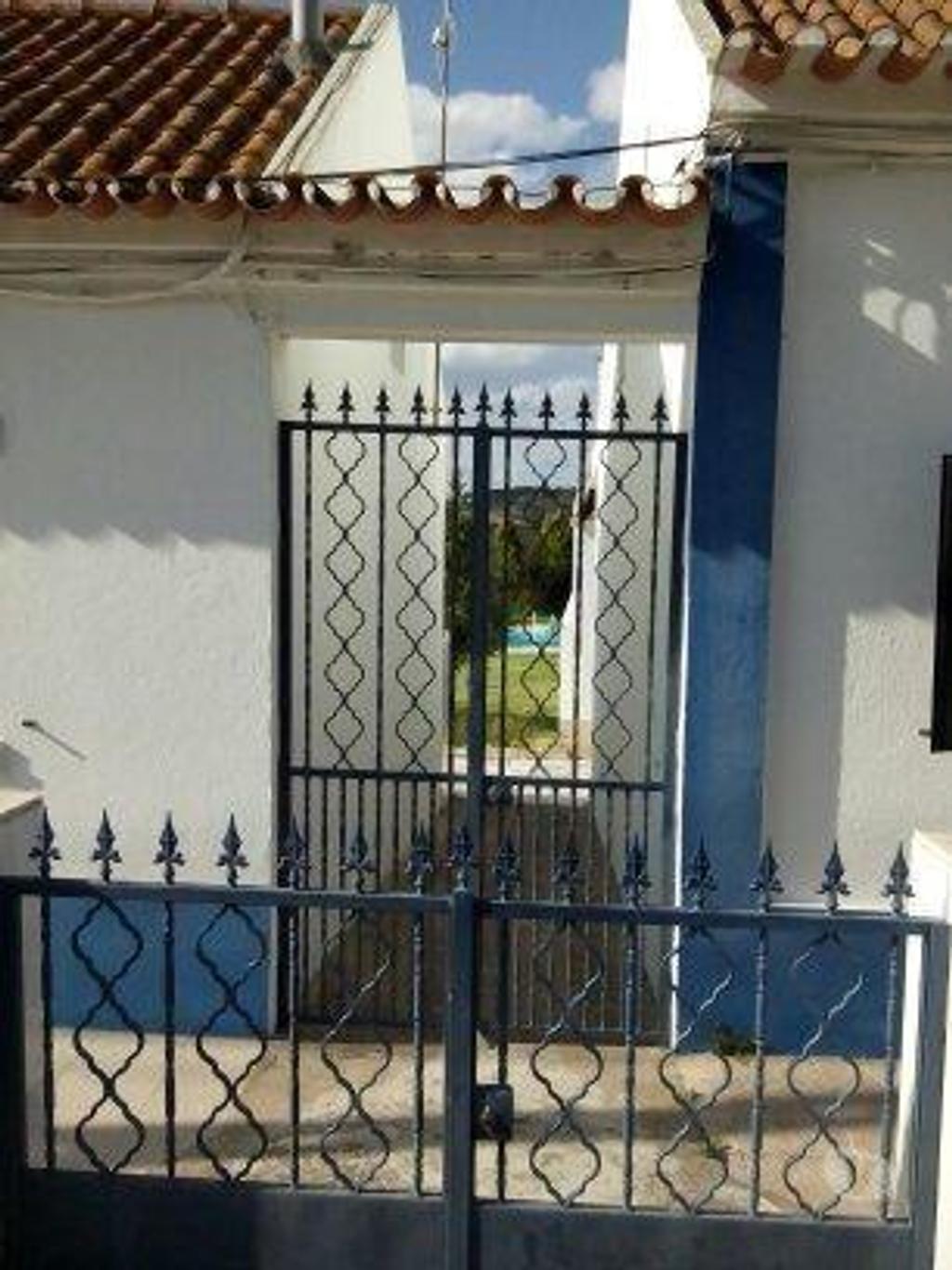 Apartamentos a venda Mora - Fotos para *** Conjunto de 3 moradias térreas com logradouro comum,