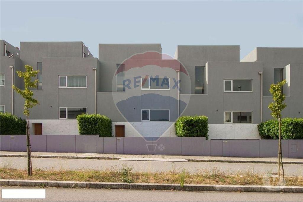 Apartamentos a venda Porto - Fotos para Moradia em banda à Marechal Gomes da Costa - Porto