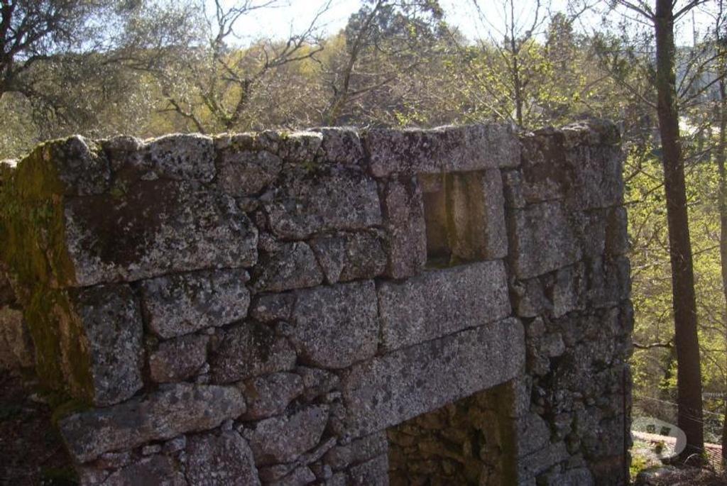 Comprar Loja Vieira do Minho - Fotos para Quintinha para reconstruir com duas entradas, area de 3000m2...