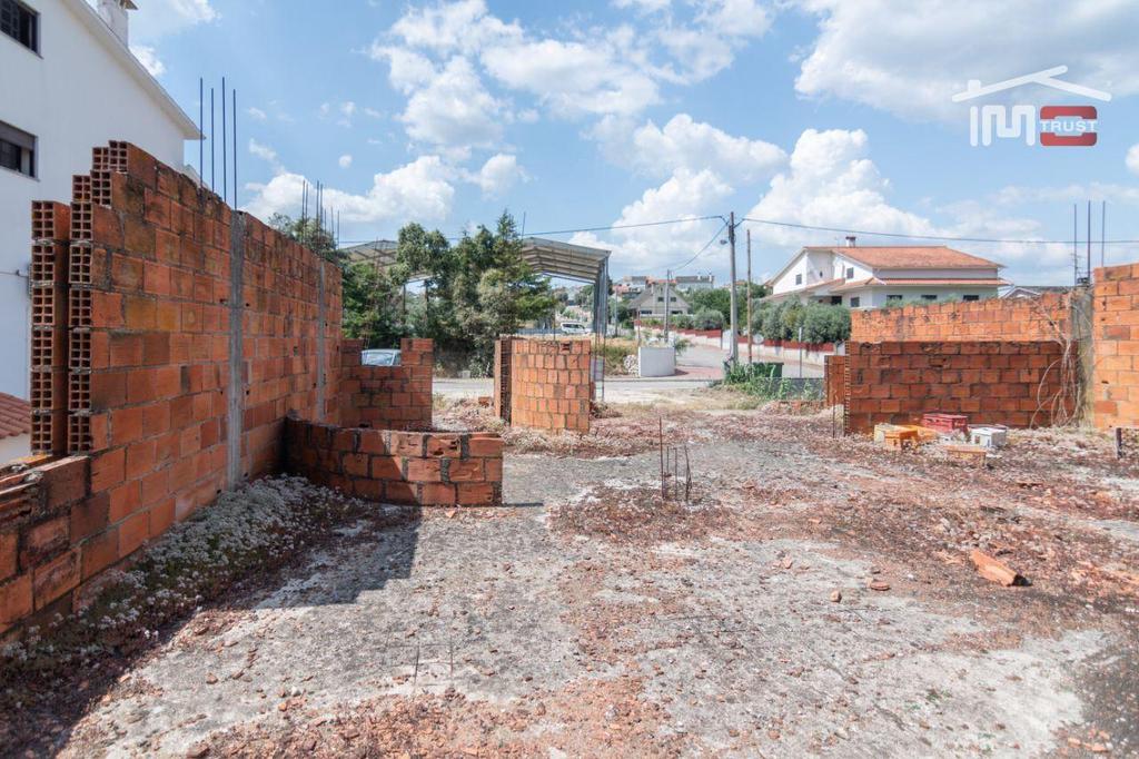 Terrenos Ourém - Fotos para Ourem-Terreno com Moradia Iniciada a poucos Km Ourém (1-T-000401)